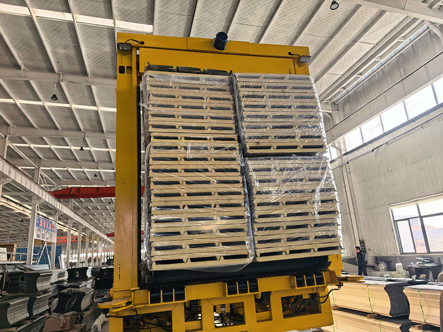 Roof sandwich panels packing