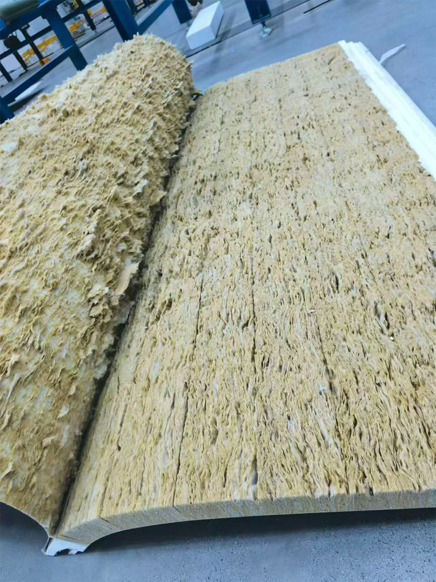 This image shows a pull-out test of the sandwich panel, checking if the glue on the entire panel is properly bonded.