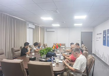 Теплый прием испанского клиента на заводе легких стальных вилл