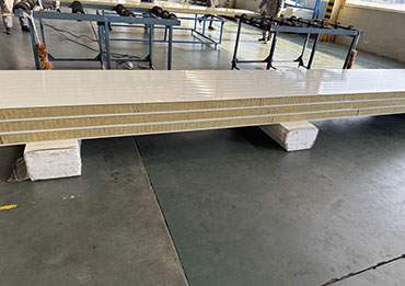 Сэндвич-панели против теплоизолированных металлических панелей